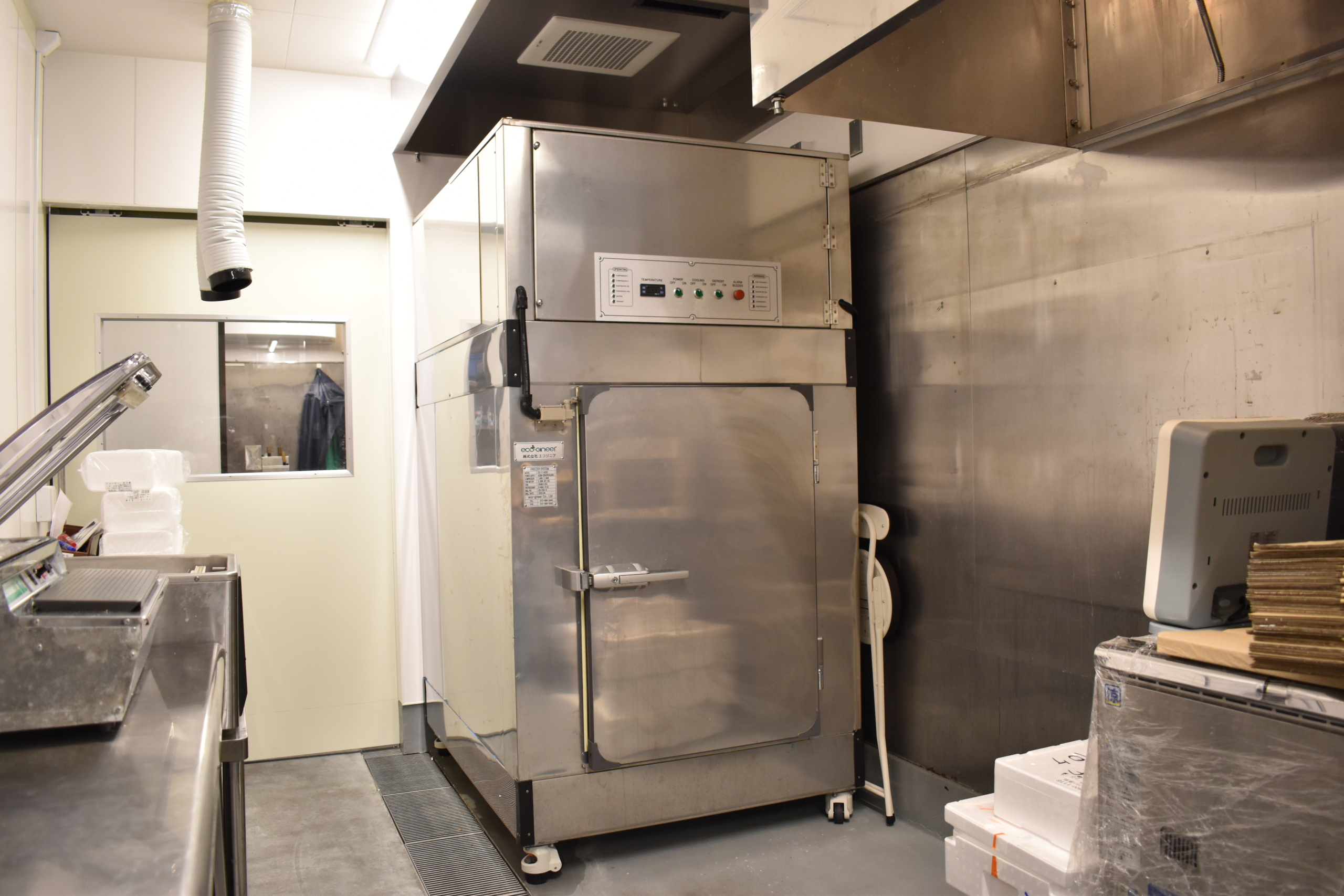 セントラルキッチンに設置された最新の急速冷凍機